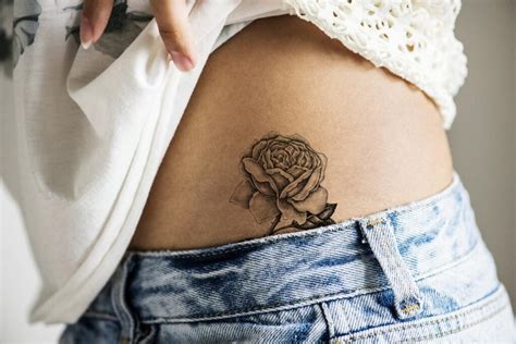 tatuaje en la pelvis mujer|Tatuajes en la pelvis para MUJERES – 35 Diseños